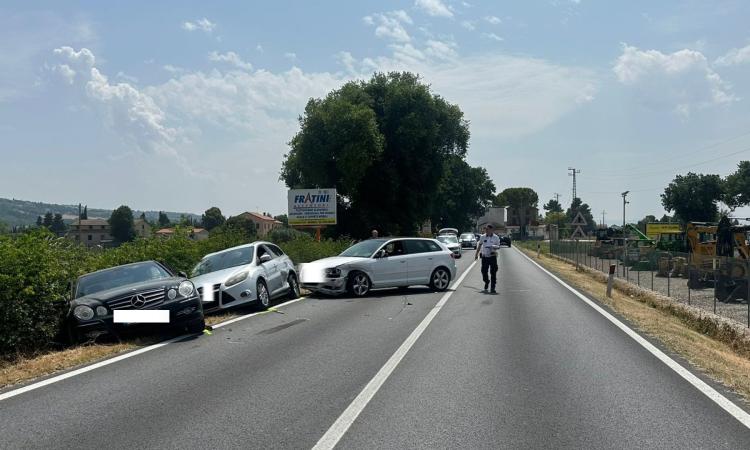 Macerata, carambola fra auto lungo la Statale: nove feriti, coinvolti sei bambini