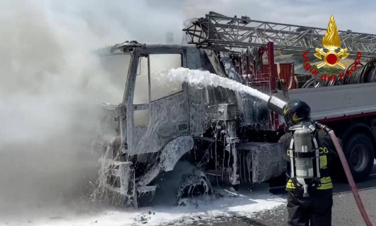 Incendio in A14: camion prende fuoco fuori dalla galleria, coinvolto anche un furgone