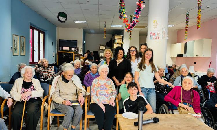 Musica, sorrisi e cuore: i giovani dell’Interact Tolentino portano gioia alla casa di riposo "Lazzarelli"