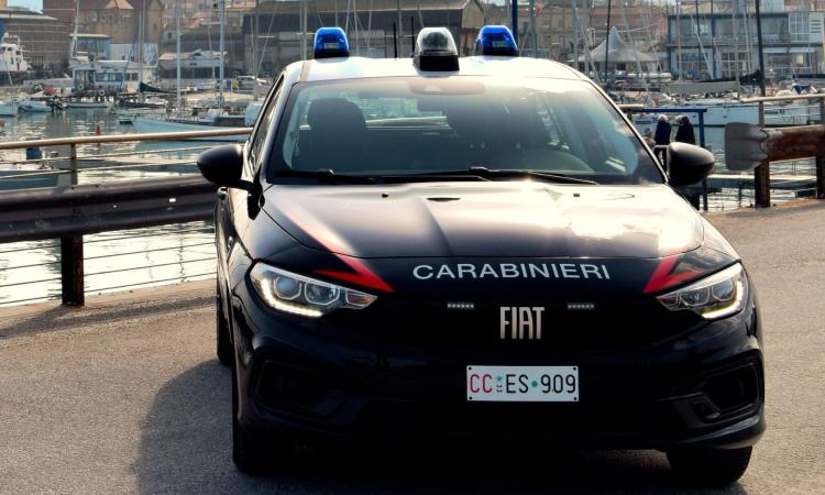 Civitanova, sorpreso a forzare una finestra: uomo fermato dopo colluttazione con i carabinieri