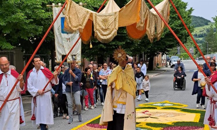 Caldarola, la 34ª Infiorata del Corpus Domini racconta il Giubileo della Speranza Caldarola, la 34ª Infiorata del Corpus Domini racconta il Giubileo della Speranza