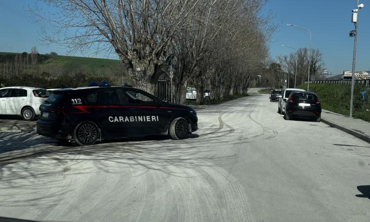 Penna San Giovanni - Lascia l'auto aperta, ladro ne approfitta e ruba un borsello: denunciato