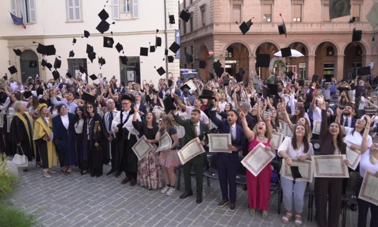 Unimc, 1.904 laureati nel 2024: al via il Graduation Day in piazza con il rettore McCourt