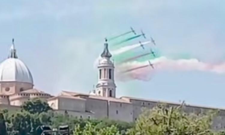 Le Frecce Tricolori omaggiano Loreto e la sua patrona Le Frecce Tricolori omaggiano Loreto e la sua patrona