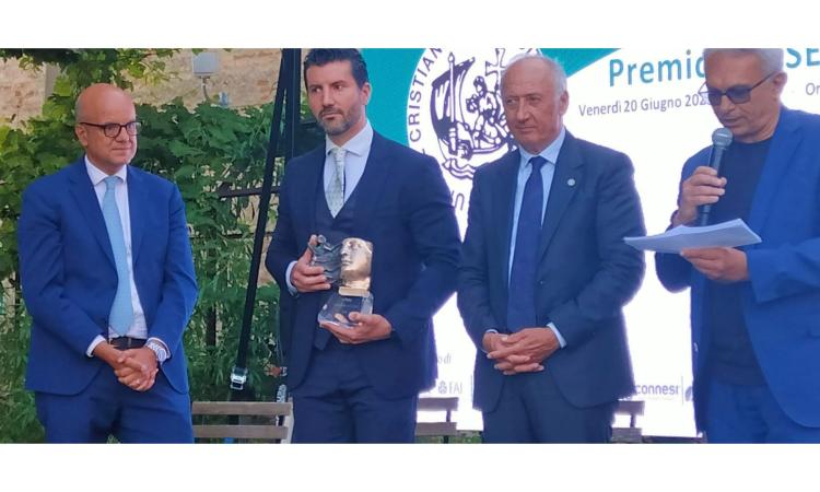 Recanati, Federico Maccari (Pasta di Camerino) riceve il Premio Giuseppe Guzzini Recanati, Federico Maccari (Pasta di Camerino) riceve il Premio Giuseppe Guzzini