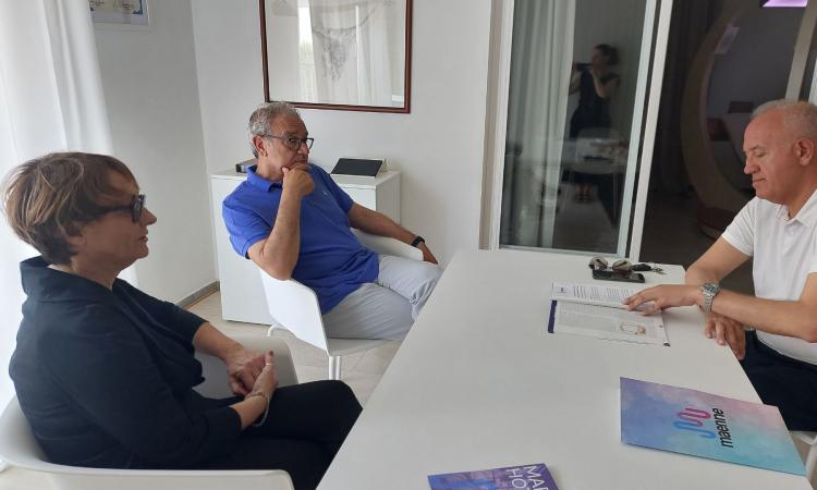 Ciarapica in visita alla Maenne: eccellenza civitanovese nella lotta alla fibromialgia