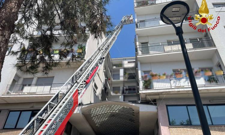 Civitanova, cadono calcinacci da un cornicione: intervento dei vigili del fuoco in via della Nave