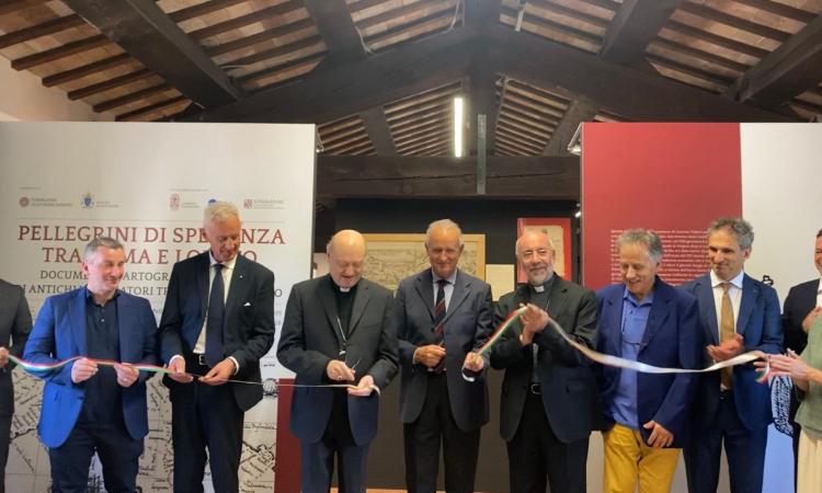 Pellegrini di Speranza: inaugurata all’Abbadia di Fiastra la mostra che racconta i viaggi tra Roma e Loreto Pellegrini di Speranza: inaugurata all’Abbadia di Fiastra la mostra che racconta i viaggi tra Roma e Loreto