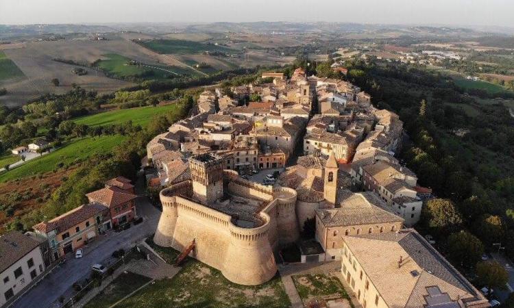 Urbisaglia celebra il punto esclamativo: tra storia, linguaggio e memoria Urbisaglia celebra il punto esclamativo: tra storia, linguaggio e memoria