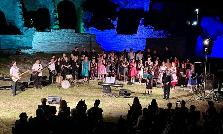 “Voci in Teatro”: la magia del canto corale questa sera al Teatro Romano di Villa Potenza “Voci in Teatro”: la magia del canto corale questa sera al Teatro Romano di Villa Potenza