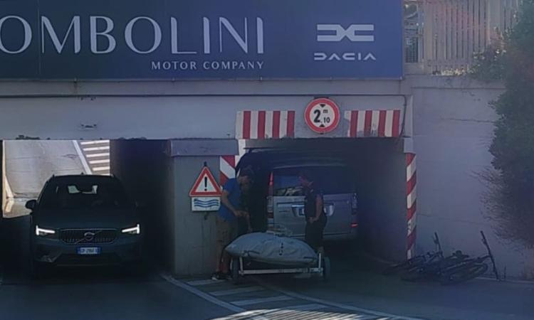 Civitanova, auto con tavola da surf e bici incastrata nel sottopasso Castellaro: traffico in tilt