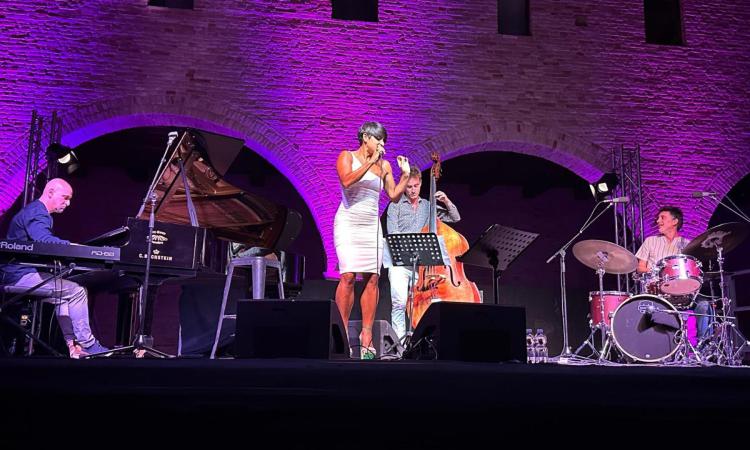 La voce di Karima incanta il pubblico: grande apertura per Borghi in Jazz al Castello della Rancia