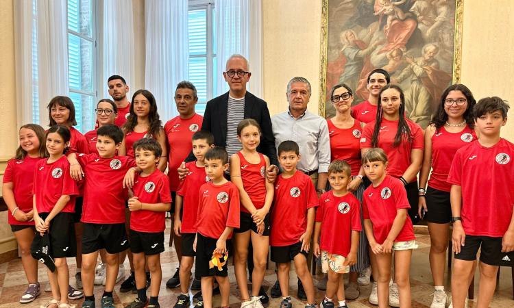La Civitanova Skating premiata in Comune: maglia donata a sindaco e assessore La Civitanova Skating premiata in Comune: maglia donata a sindaco e assessore