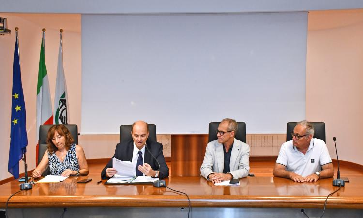 Allarme caldo, Acquaroli firma l'ordinanza: stop ai lavori all’aperto tra 12:30 e 16:00