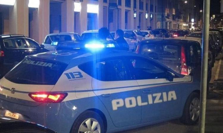 Macerata, minaccia commerciante del centro con una bottiglia di vetro: arrestato Macerata, minaccia commerciante del centro con una bottiglia di vetro: arrestato