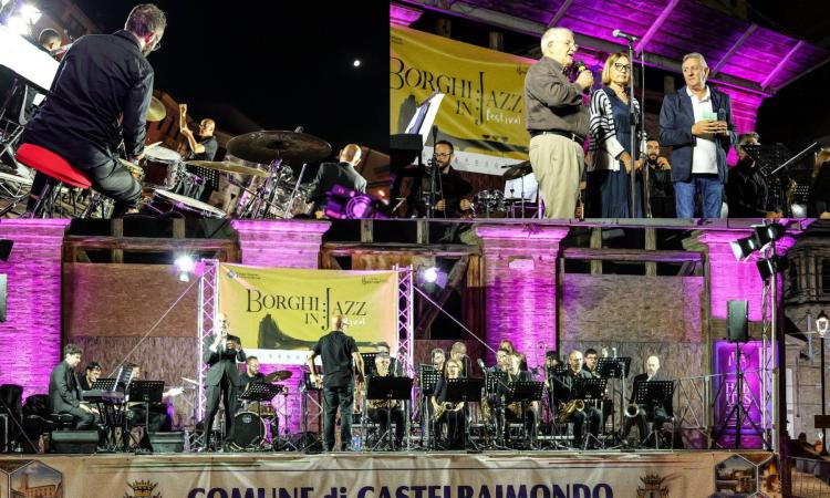 “Borghi in Jazz" fa tappa a Castelraimondo: 200 spettatori per la serata dedicata a Sinatra “Borghi in Jazz" fa tappa a Castelraimondo: 200 spettatori per la serata dedicata a Sinatra