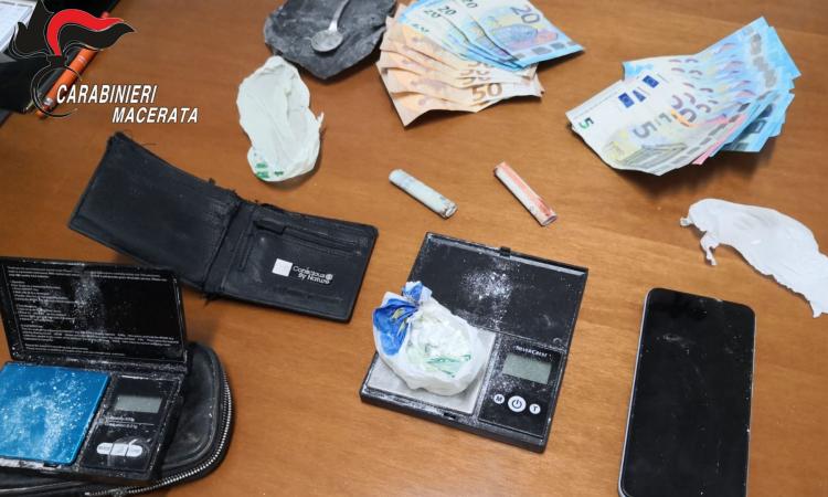 Castelraimondo, arrestato 44enne per spaccio di cocaina: rifiuta test tossicologici e guida con patente sospesa