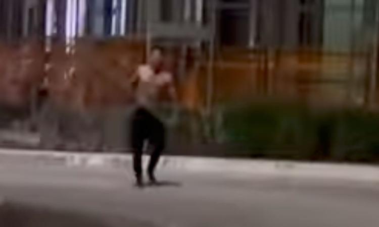 Notte di follia a Tolentino, uomo semina il panico con una spranga e colpisce auto in sosta: fermato Notte di follia a Tolentino, uomo semina il panico con una spranga e colpisce auto in sosta: fermato