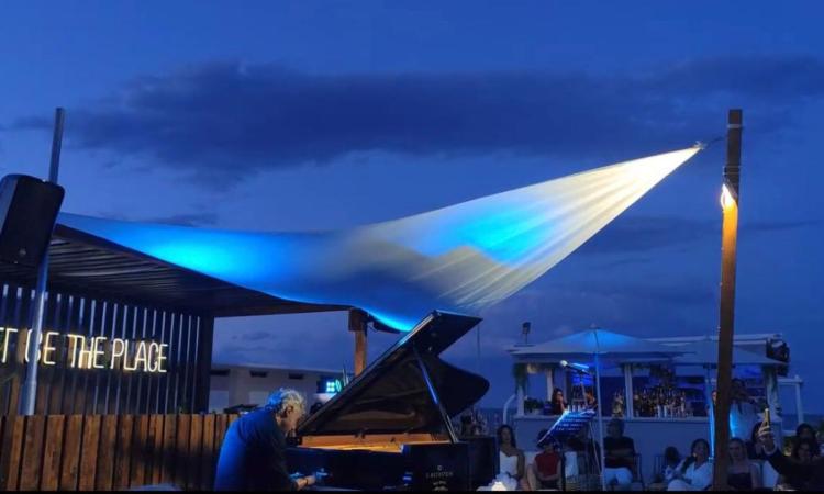 Note, visioni e pensieri: la performance emozionale di Alessandro Maggi incanta Otto Seaside