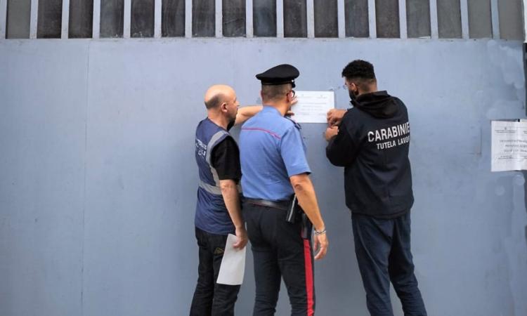 Tolentino, 25enne espulso dopo disordini in centro: sigilli all’autolavaggio dove lavorava