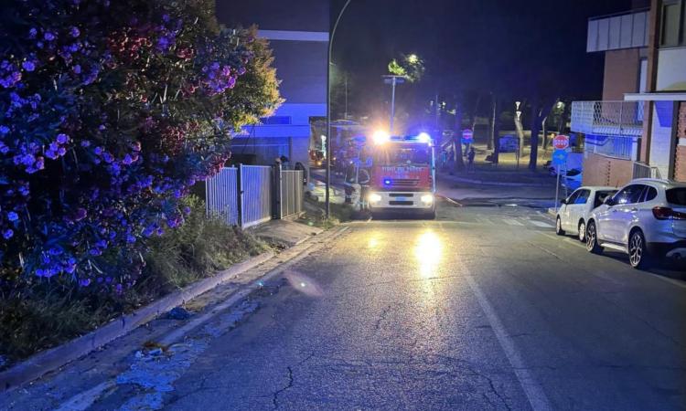 Appartamento in fiamme nella notte: donna intrappolata sul balcone salvata dai vigili del fuoco Appartamento in fiamme nella notte: donna intrappolata sul balcone salvata dai vigili del fuoco
