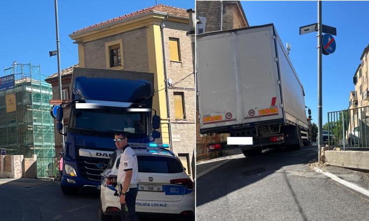 Macerata, camion bloccato nella salita di Borgo San Giuliano: traffico in tilt