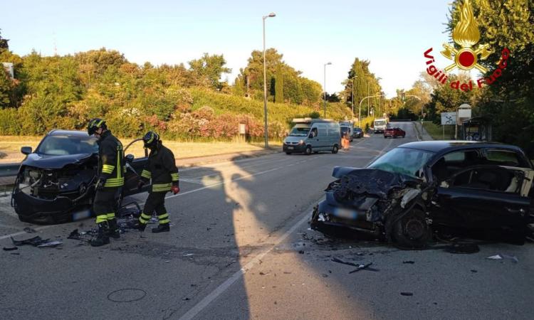 Scontro frontale all’alba fra due auto: tre feriti, grave un 45enne Scontro frontale all’alba fra due auto: tre feriti, grave un 45enne