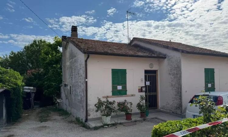 Entra alla festa dei bambini armato e spara: morta una donna, gravissima la figlia Entra alla festa dei bambini armato e spara: morta una donna, gravissima la figlia