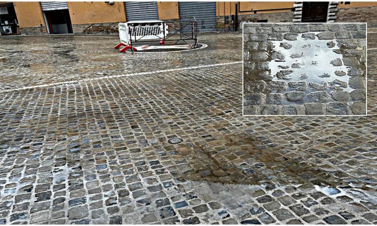 Montefano, pioggia e polemiche su piazza Bracaccini: "Una palude nel cuore del paese"