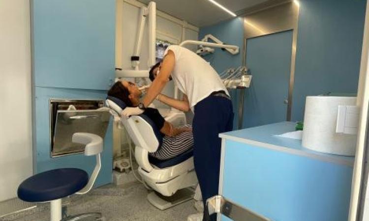 Il camper della salute arriva nei Comuni del Maceratese: visite odontoiatriche gratuite per le fasce fragili