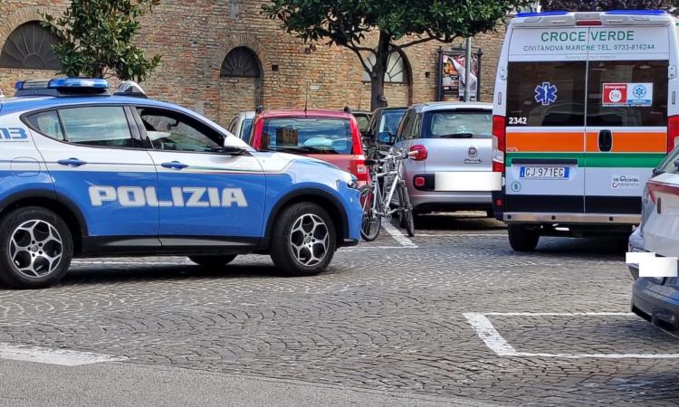 Civitanova, spintoni e urla in piazza San Marone: ragazza soccorsa dal 118 dopo intervento della polizia