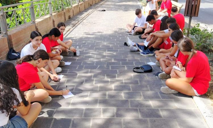 Urbisaglia, 25 giovani restaurano le panchine: l’estate diventa impegno civico