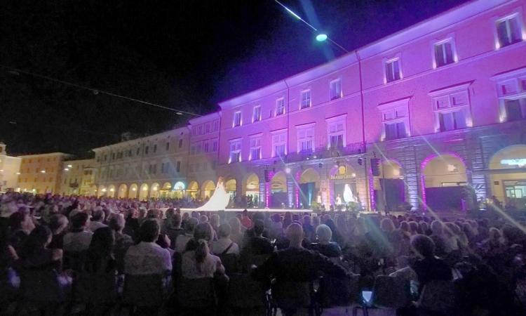 San Severino, piazza del Popolo pronta ad accogliere il "Gran Galà della Moda" San Severino, piazza del Popolo pronta ad accogliere il "Gran Galà della Moda"