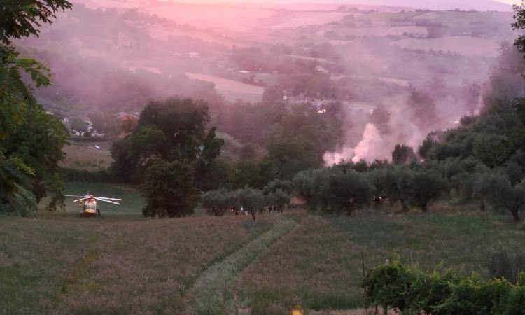 Mogliano, uliveto in fiamme: un uomo soccorso in eliambulanza (FOTO)