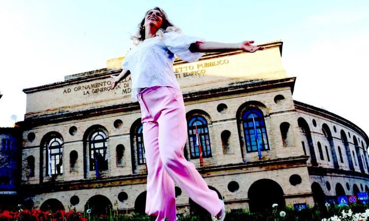 Macerata, passeggiando con il soprano Mihaela Marcu: l'arte di essere la 'vedova allegra' (FOTO e VIDEO) Macerata, passeggiando con il soprano Mihaela Marcu: l'arte di essere la 'vedova allegra' (FOTO e VIDEO)