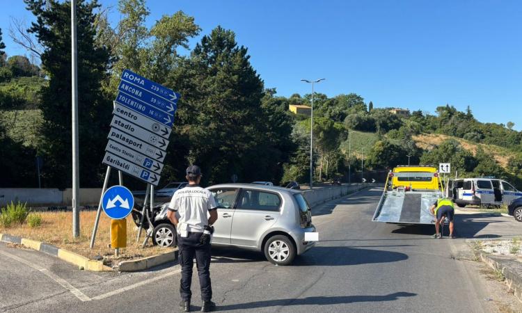 Macerata, perde il controllo dell'auto e finisce contro un palo della segnaletica