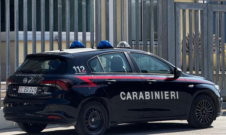 Porto Recanati, aggredisce l'ex compagna in piazza: scatta il braccialetto elettronico Porto Recanati, aggredisce l'ex compagna in piazza: scatta il braccialetto elettronico