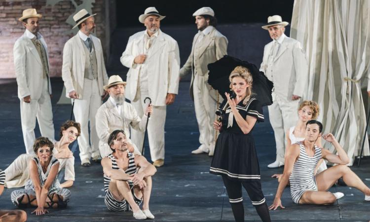 Un debutto fuori dagli schemi: La Vedova Allegra conquista il pubblico del Macerata Opera Festival