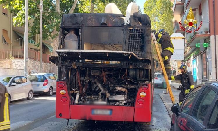 Bus prende fuoco ad Ancona, evacuati i passeggeri Bus prende fuoco ad Ancona, evacuati i passeggeri