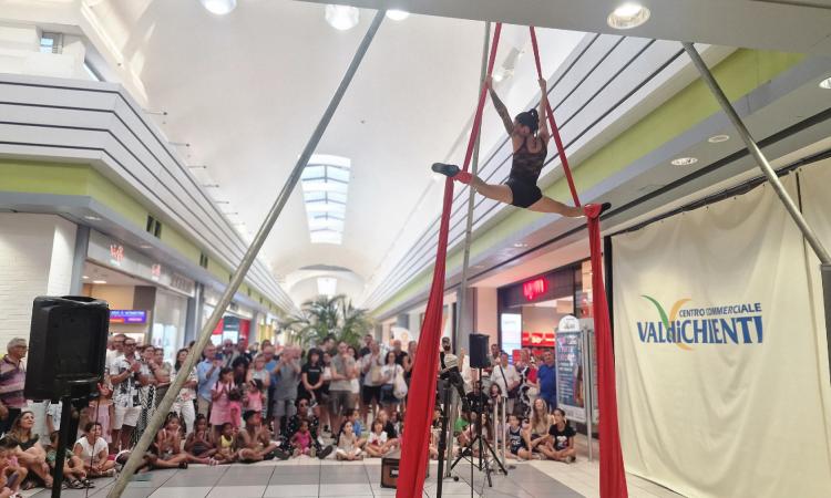 Magia, risate e acrobazie: il Valdichienti Buskers Festival trasforma il centro commerciale in un palcoscenico