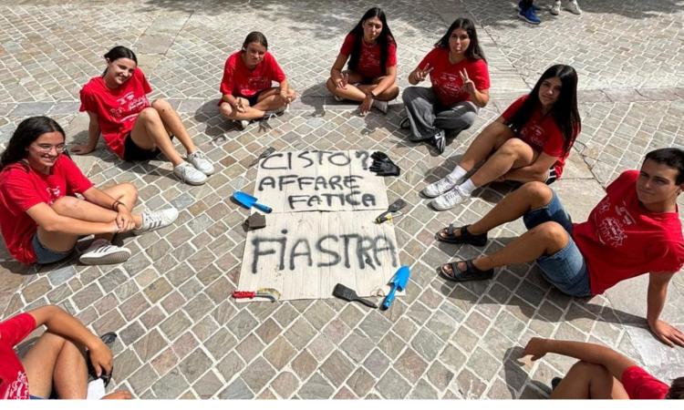 Giovani volontari in azione a Fiastra: sistemata la piazza grazie al progetto di cittadinanza attiva