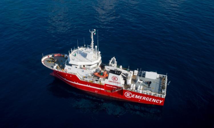 Ancona, 71 migranti sbarcano dalla nave Life Support: tra loro anche donna incinta al nono mese Ancona, 71 migranti sbarcano dalla nave Life Support: tra loro anche donna incinta al nono mese