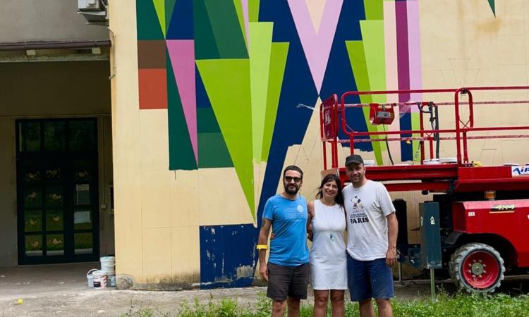 Civitanova, un tappeto di colori sulla scuola Don Bosco con l’arte del serbo PedjaTe8 Civitanova, un tappeto di colori sulla scuola Don Bosco con l’arte del serbo PedjaTe8