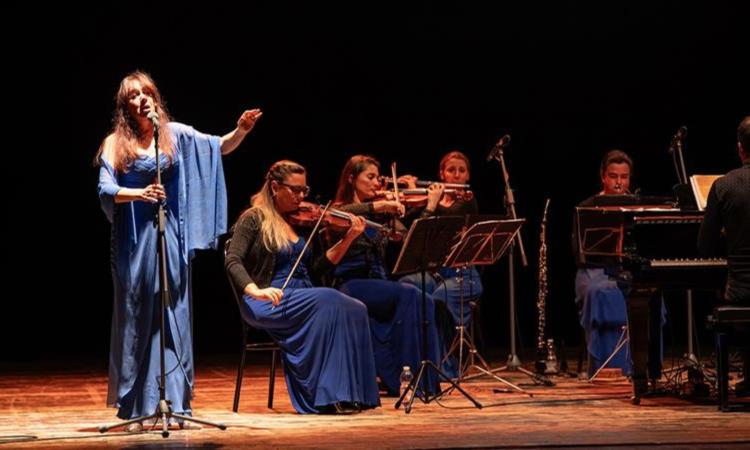 Porto Recanati omaggia Morricone con Susanna Rigacci, per vent’anni la voce solista del maestro Porto Recanati omaggia Morricone con Susanna Rigacci, per vent’anni la voce solista del maestro