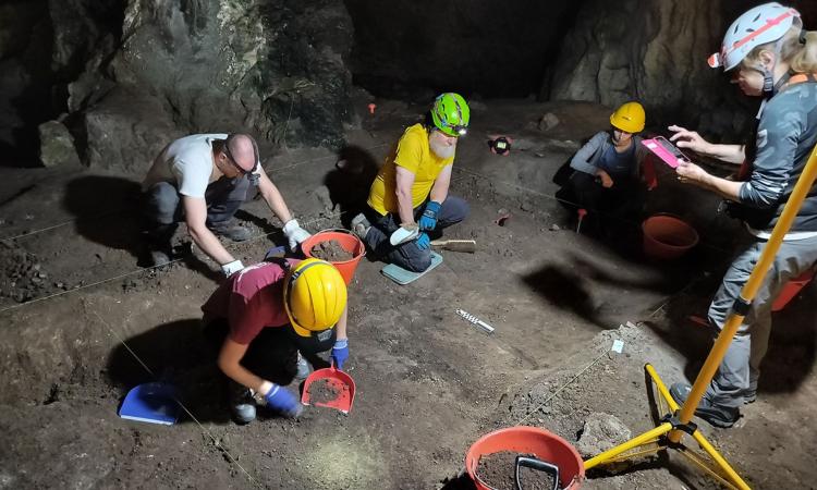 Orsi, selci e un amo in osso: la Grotta dei Baffoni racconta il passato grazie agli studi di Unicam
