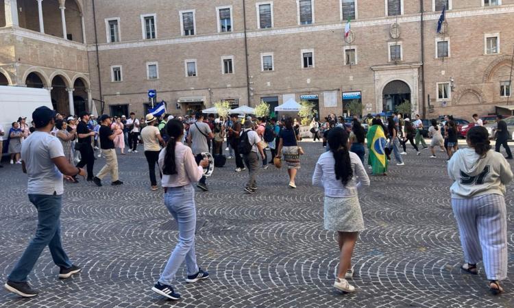 Giovani pellegrini da Rio a Macerata: un cerchio danzante di fede e speranza in Piazza della Libertà Giovani pellegrini da Rio a Macerata: un cerchio danzante di fede e speranza in Piazza della Libertà