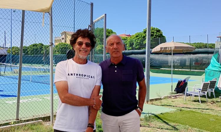 Tra tuffi in mare e campi da tennis: Max Gazzè in vacanza con la famiglia a Porto Recanati