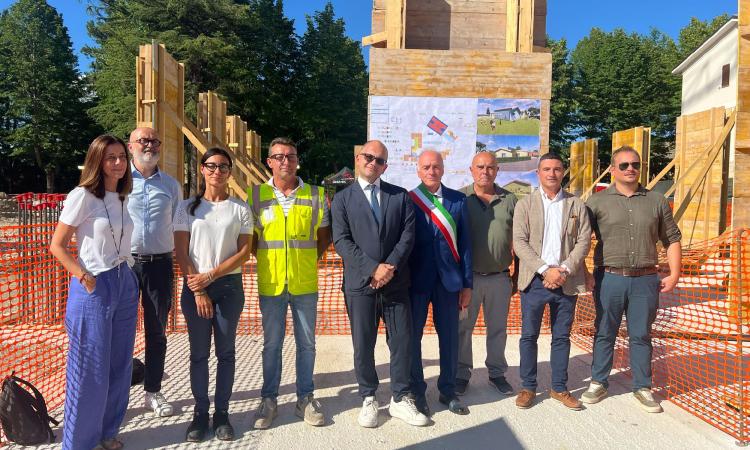 Valfornace guarda al futuro: posata la prima pietra del nuovo Polo Scolastico "Ugo Betti"