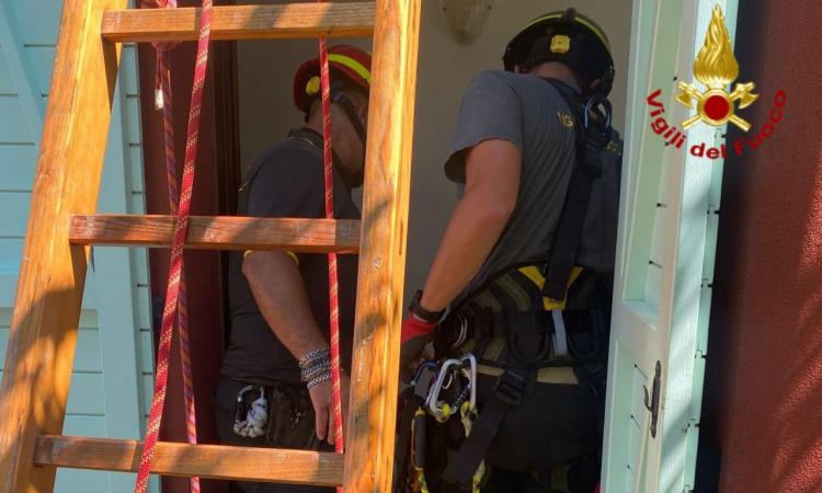 Cede il pavimento in una struttura ricettiva: donna precipita da oltre 2 metri, è a Torrette