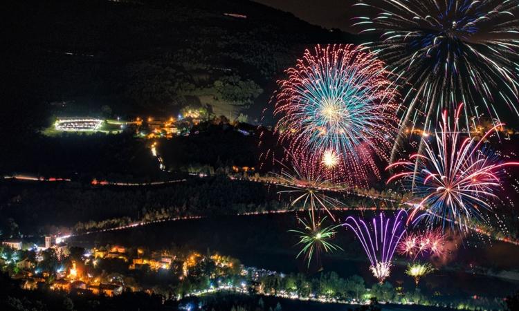 Magia di San Lorenzo, fuochi d’artificio sul Lago di Fiastra: prima e dopo si canta con le canzoni di De André